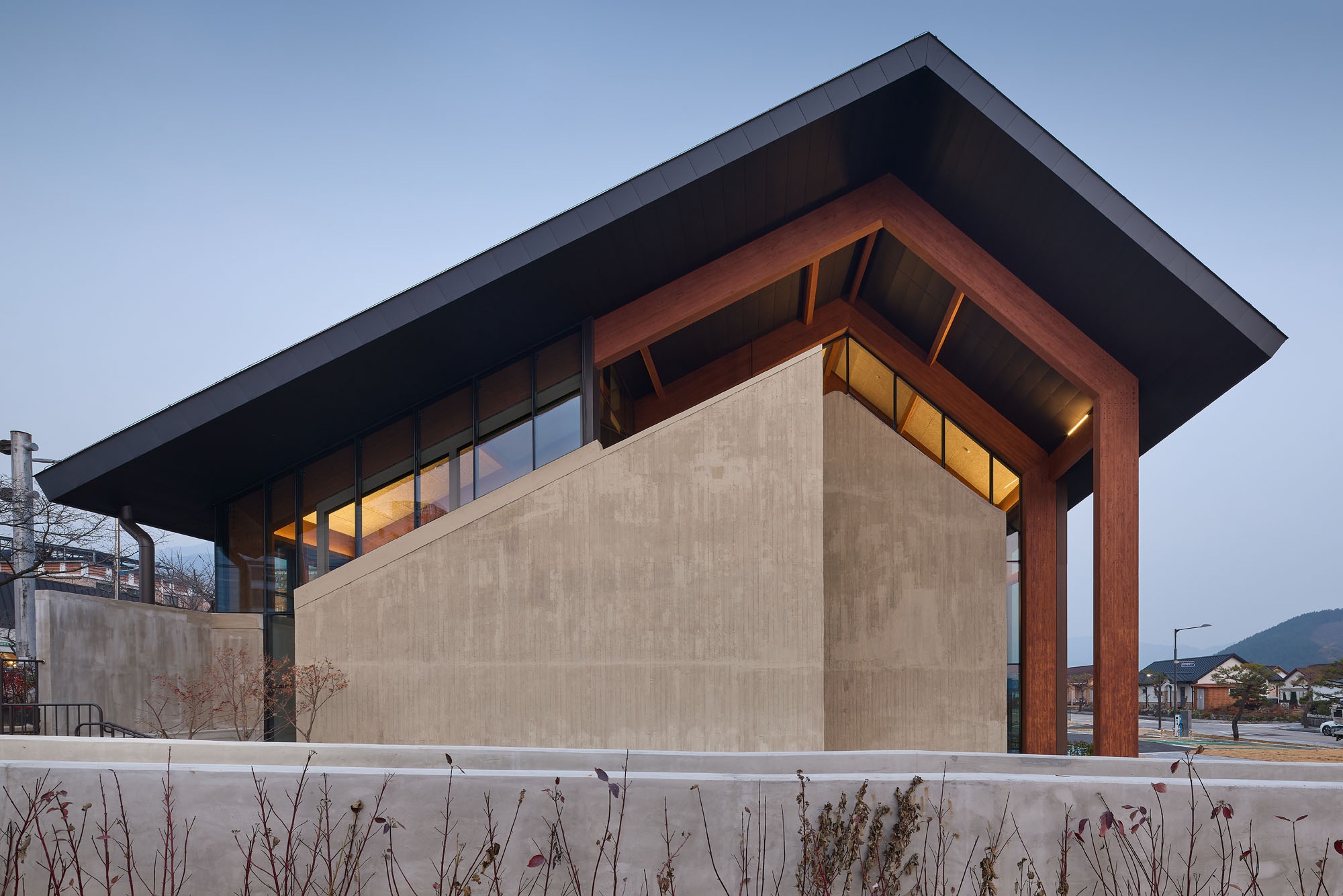 〈コチャン・ファン・ユンソク図書館 _ Under the Tree(Gochang Hwang Yunseok Library _ Under the Tree)〉ユ・ヒョンジュン+パートナーズ(Hyunjoon Yoo + Partners)