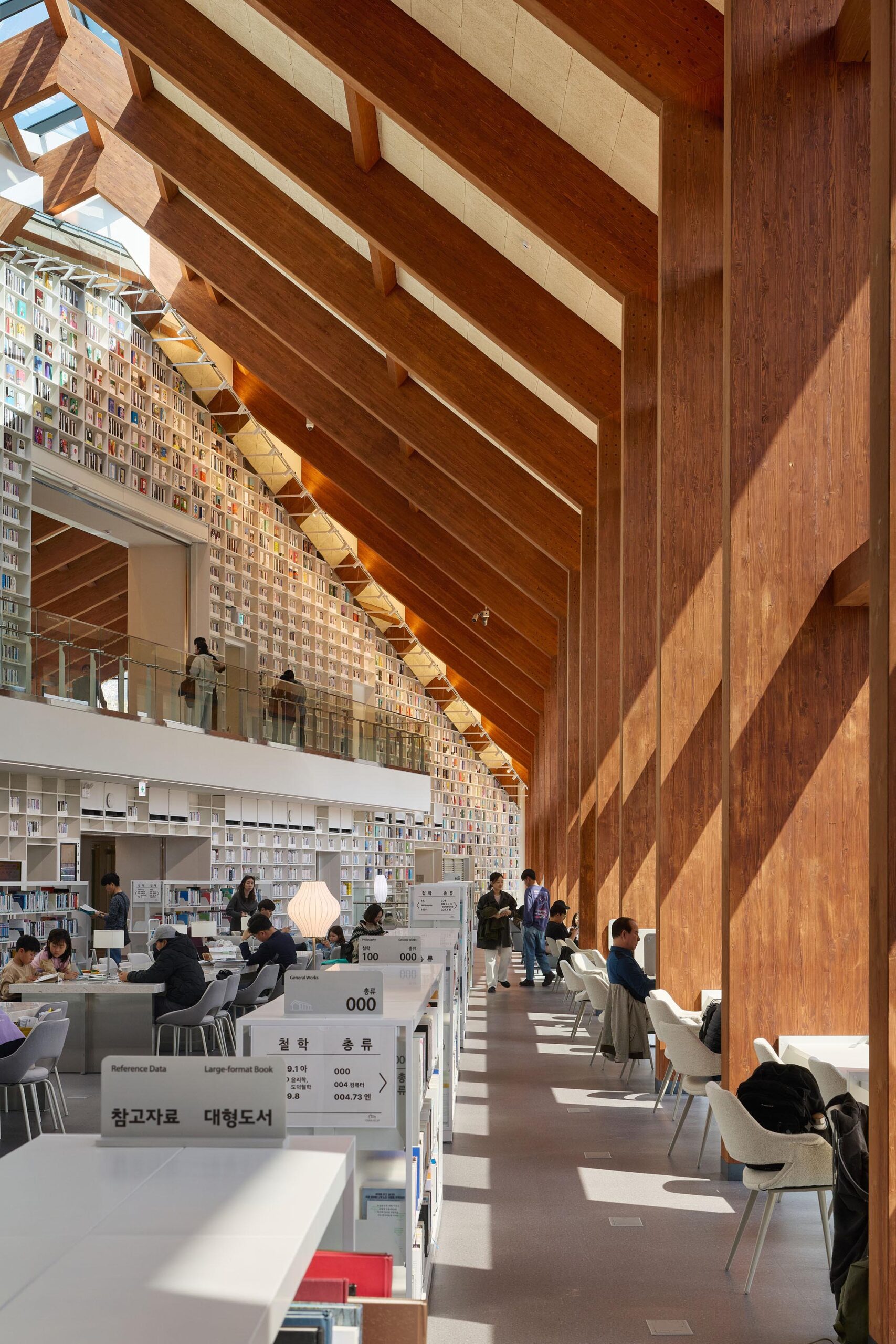〈コチャン・ファン・ユンソク図書館 _ Under the Tree(Gochang Hwang Yunseok Library _ Under the Tree)〉ユ・ヒョンジュン+パートナーズ(Hyunjoon Yoo + Partners)