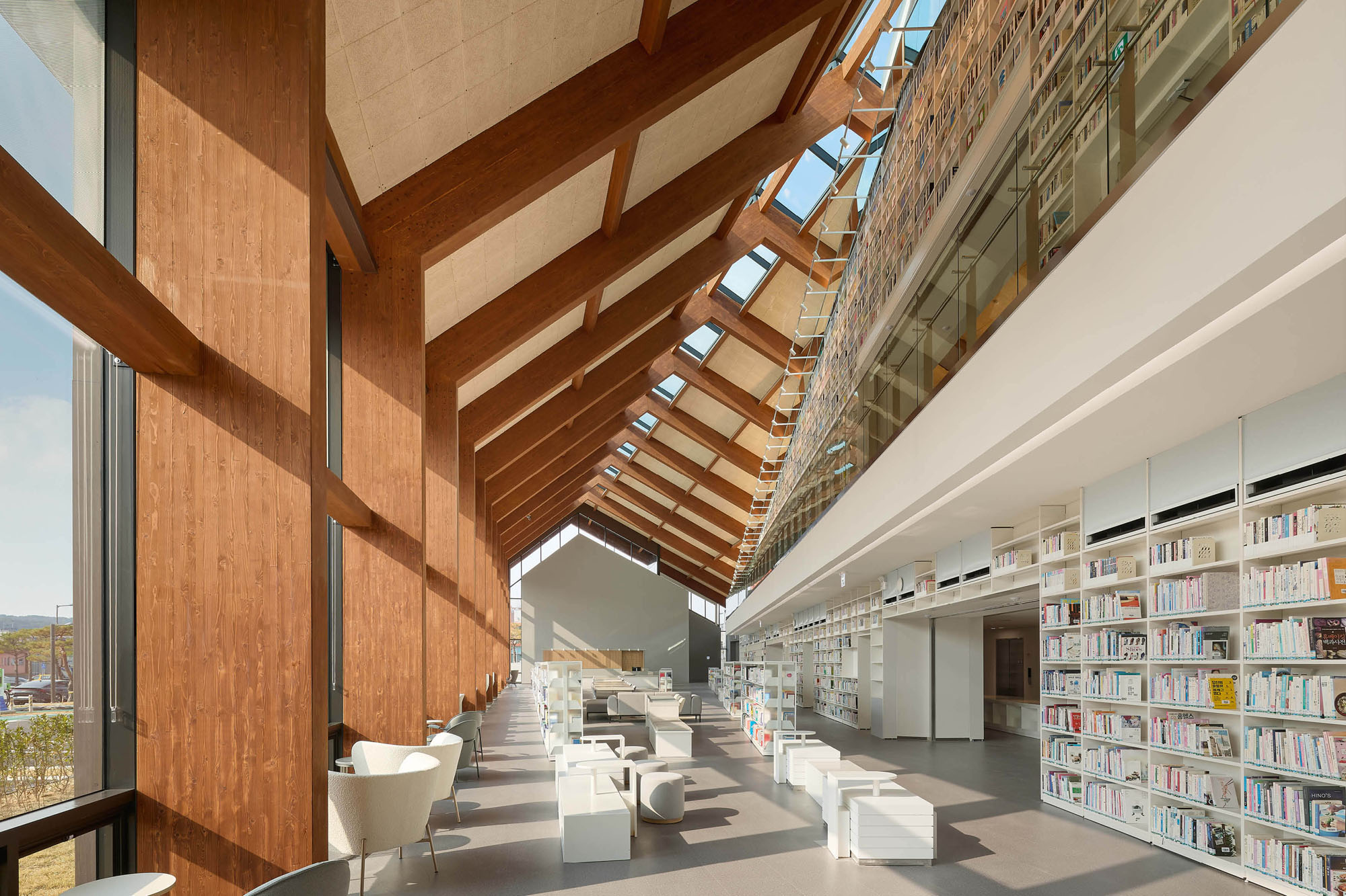 〈コチャン・ファン・ユンソク図書館 _ Under the Tree(Gochang Hwang Yunseok Library _ Under the Tree)〉ユ・ヒョンジュン+パートナーズ(Hyunjoon Yoo + Partners)