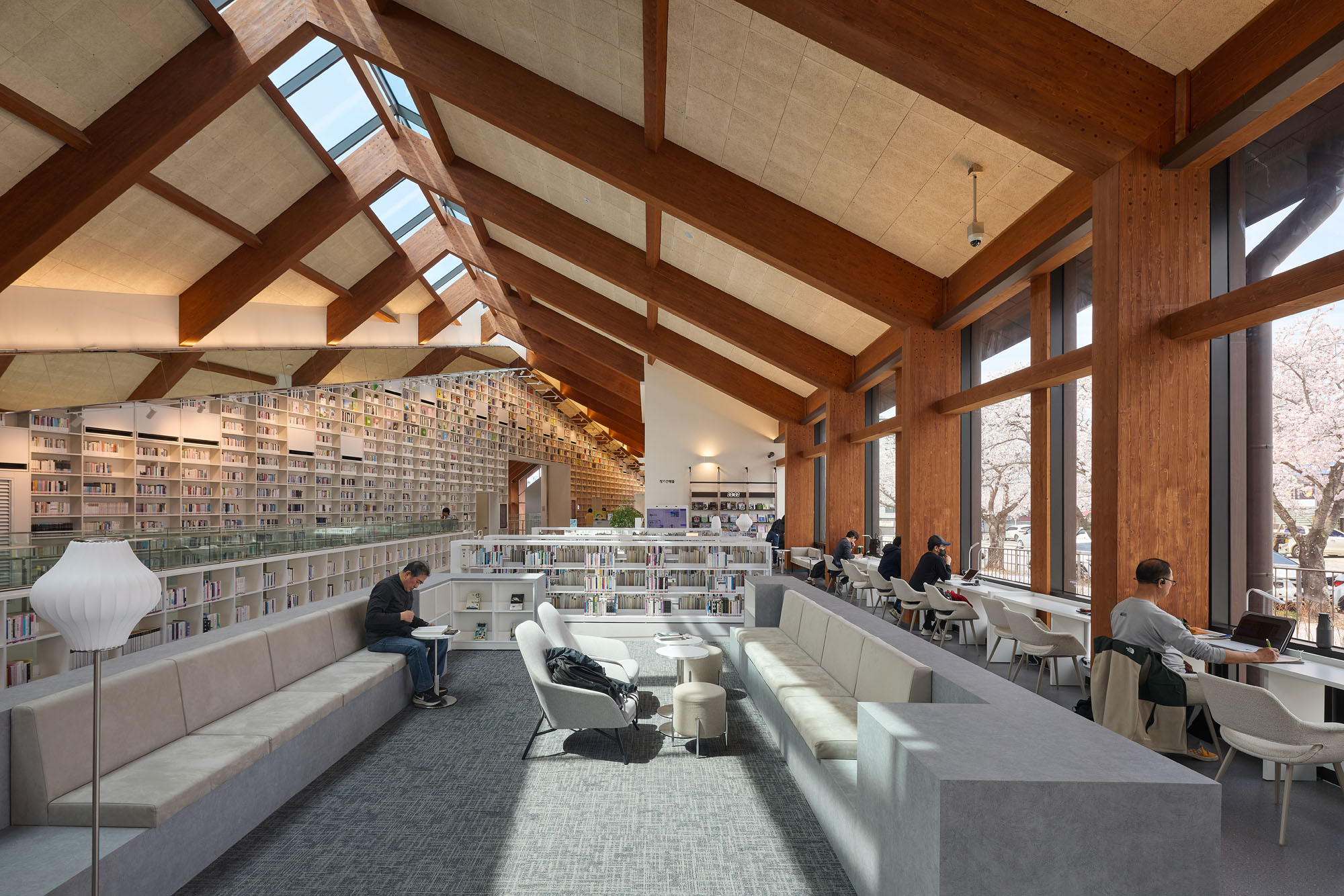 〈コチャン・ファン・ユンソク図書館 _ Under the Tree(Gochang Hwang Yunseok Library _ Under the Tree)〉ユ・ヒョンジュン+パートナーズ(Hyunjoon Yoo + Partners)