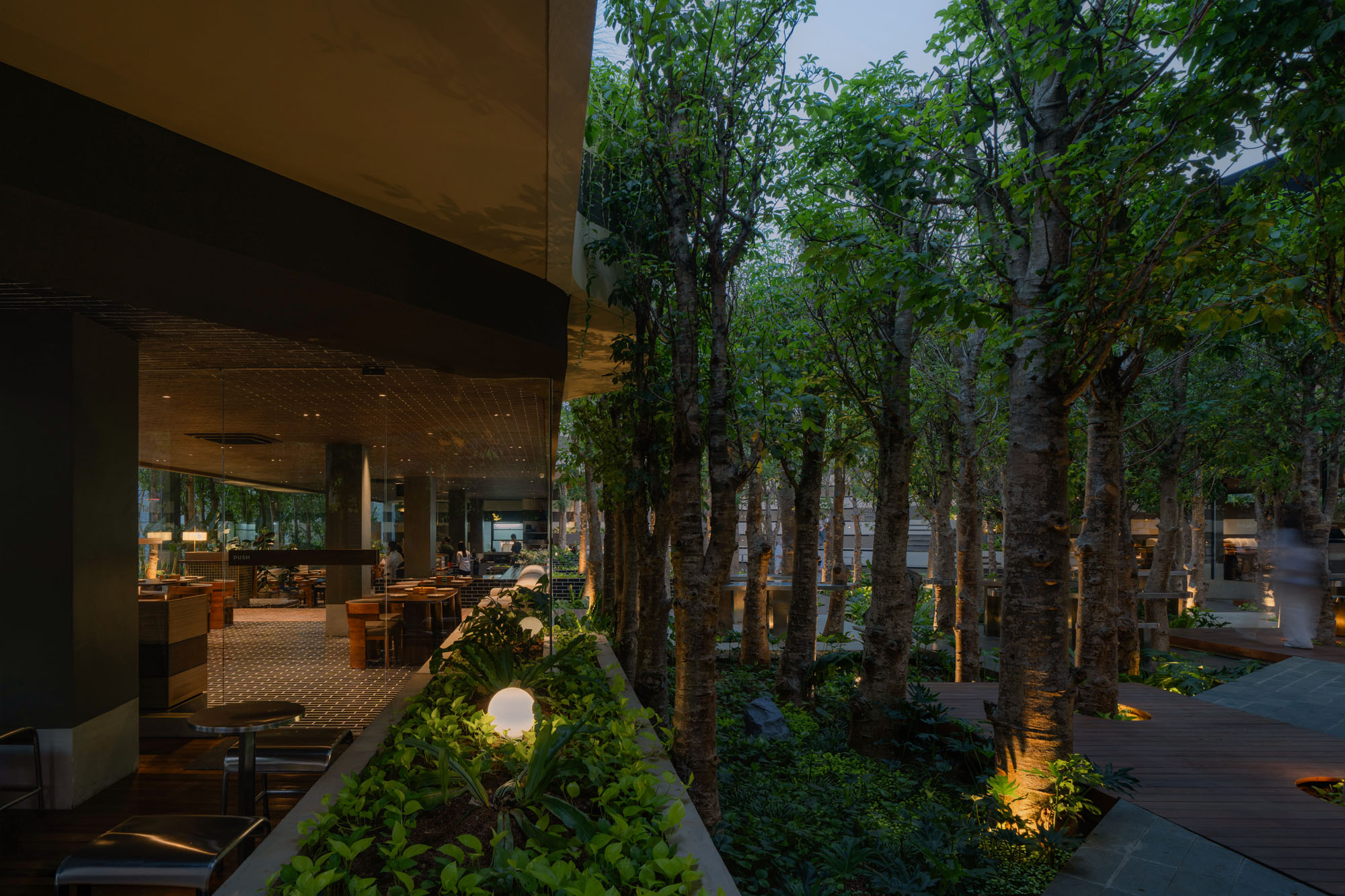 〈ミッテ・オブリーク・ガーデン(Mitte Oblique Garden)〉RAD+ar(Research Artistic Design + architecture)