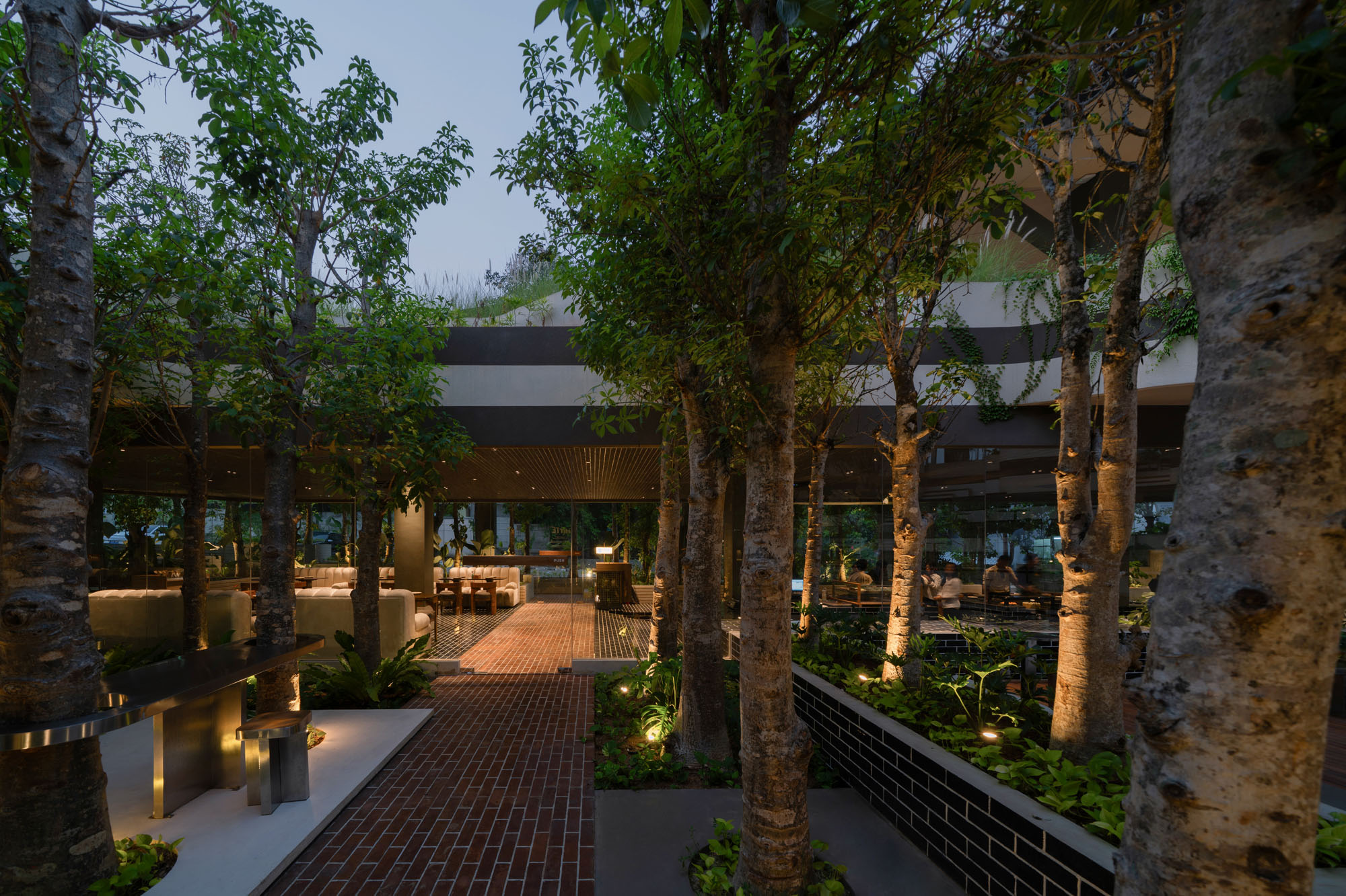 〈ミッテ・オブリーク・ガーデン(Mitte Oblique Garden)〉RAD+ar(Research Artistic Design + architecture)