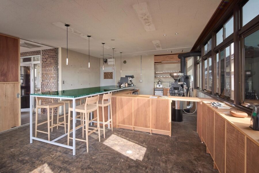 客席と厨房を分断しない、テーブルの高さと什器の配置。元公民館に手がけた焙煎所兼カフェ〈Rou Coffee〉 / Souta Yoriki