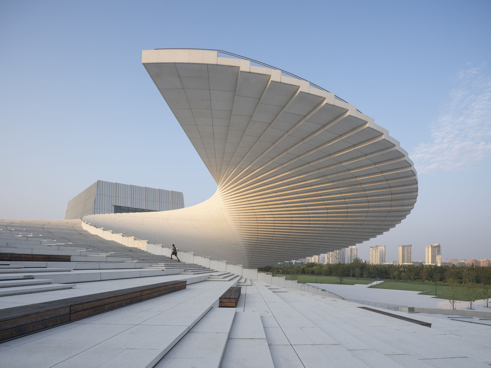 〈上海グランドオペラハウス（Shanghai Grand Opera House）〉スノヘッタ（Snøhetta）