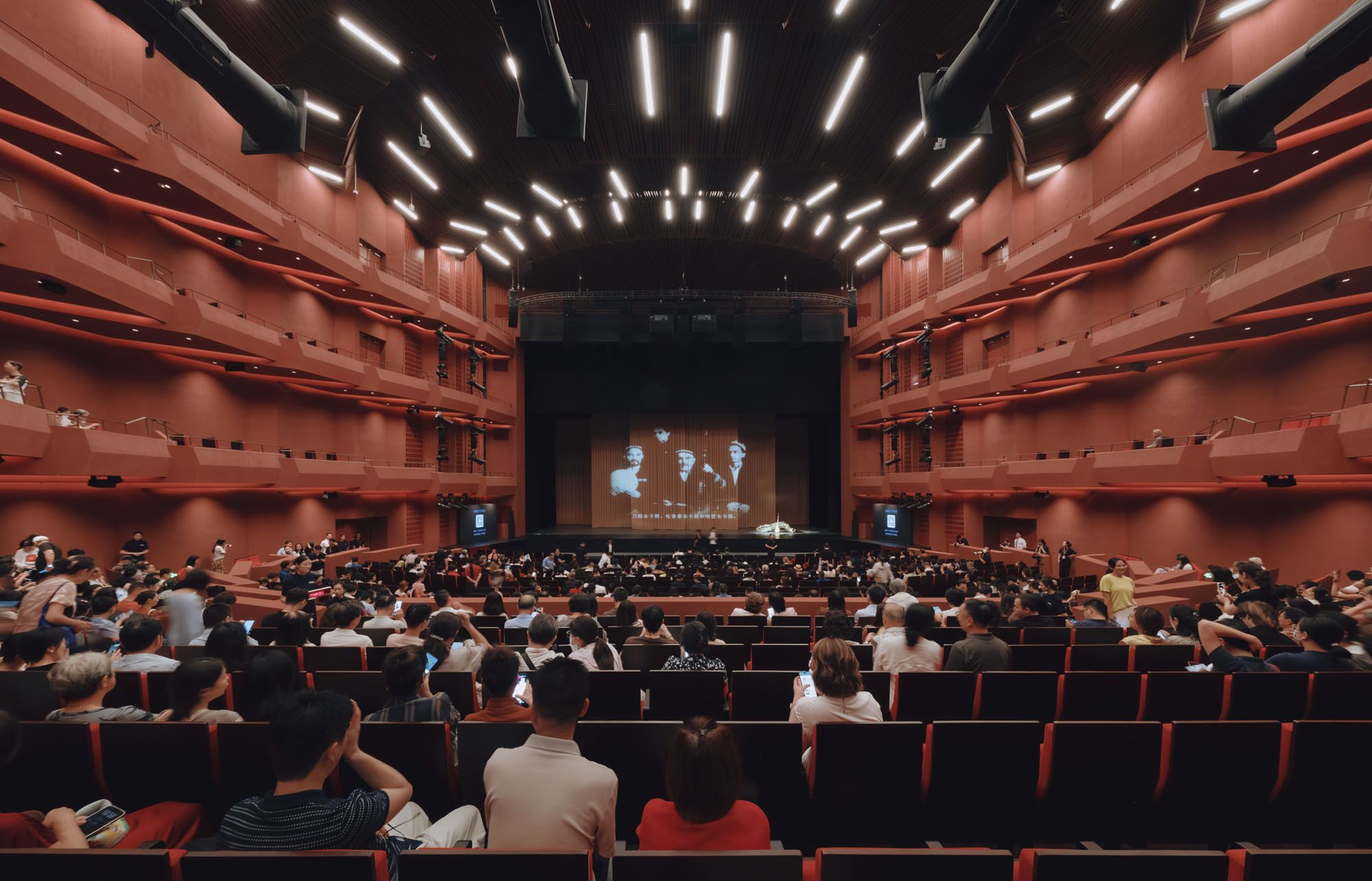 〈上海グランドオペラハウス（Shanghai Grand Opera House）〉スノヘッタ（Snøhetta）