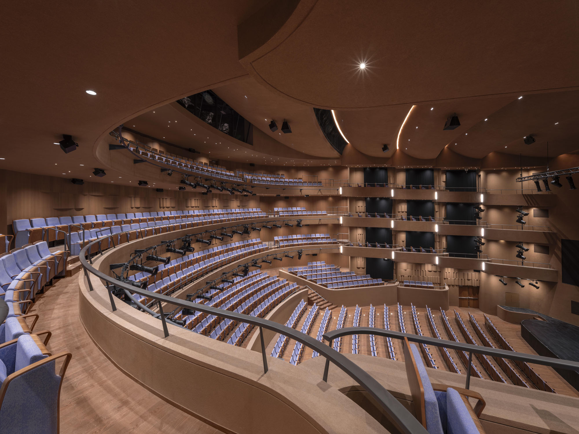 〈上海グランドオペラハウス（Shanghai Grand Opera House）〉スノヘッタ（Snøhetta）