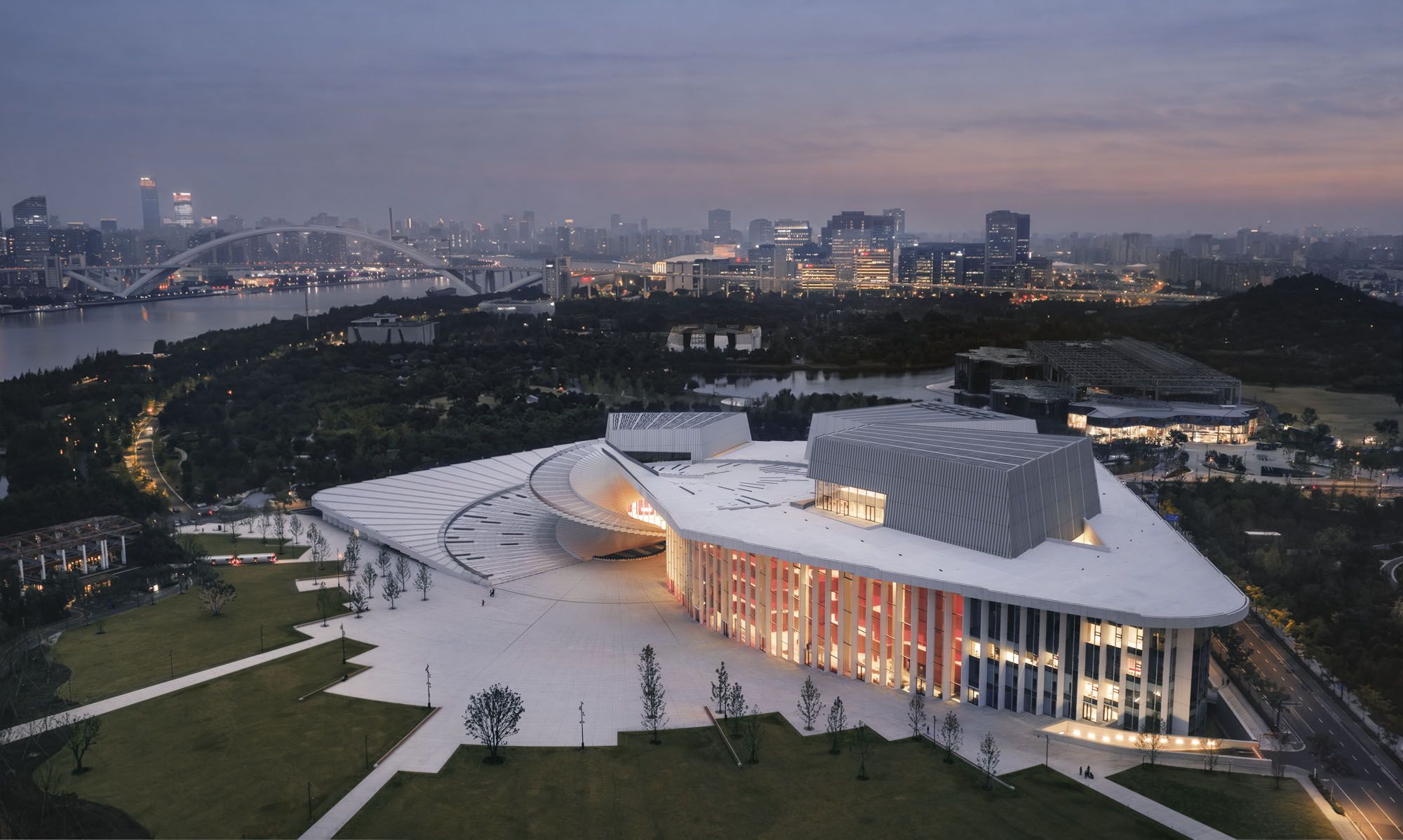 〈上海グランドオペラハウス（Shanghai Grand Opera House）〉スノヘッタ（Snøhetta）