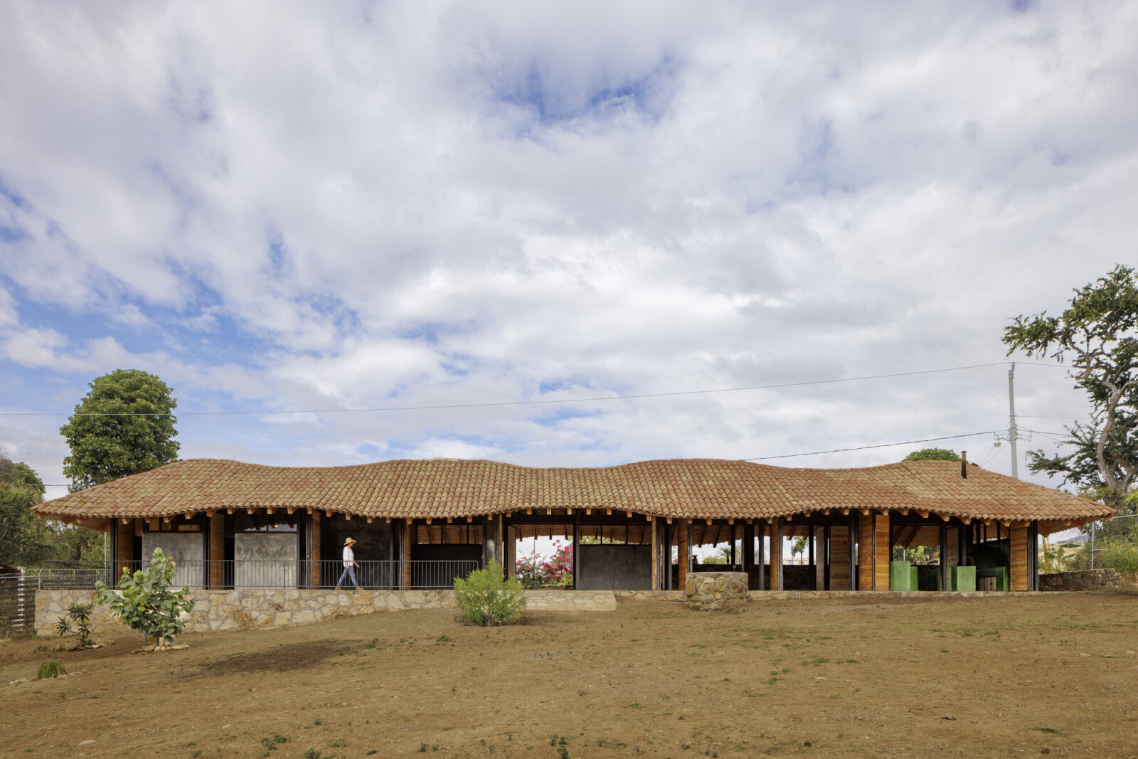 「日陰」から教育空間を問い直す。リサイクル材と地域の資材で建てたメキシコの〈農村の学校〉 / テリトリオ・エスタディオ